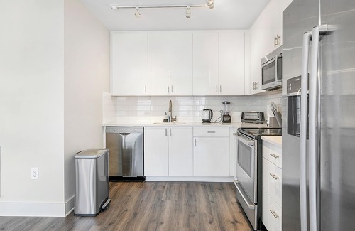 Central Business District Apartment | Spacious 4BD Condo-Sleeps 12-Walk to Bourbon St & Superdome