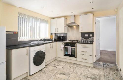 Cheetham Hill Apartment | Spacious 4Bed Home, Sleeps 10, Pool Table, Parking, Perfect For Groups