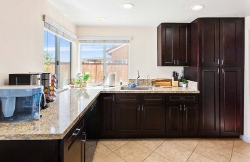 Riverside House | Spacious 4BR/3BA Entire Home in Riverside