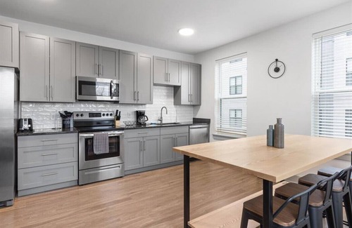 East Walnut HIlls Apartment | Spacious 4BR 4BA, Downtown Cincinnati