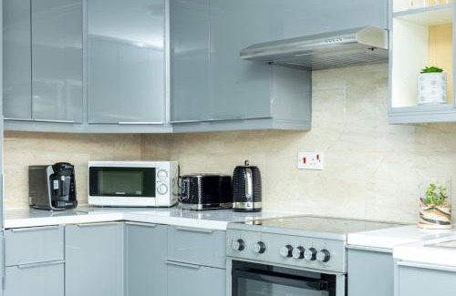 Golborne Apartment | Spacious 4BR apt with large balcony