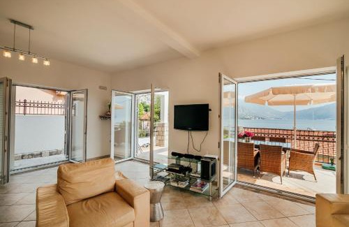 Orahovac House | Spacious 4BR Beach House, Fantastic Sea Views