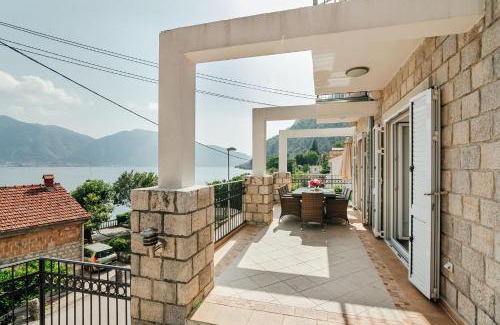 Orahovac House | Spacious 4BR Beach House, Fantastic Sea Views