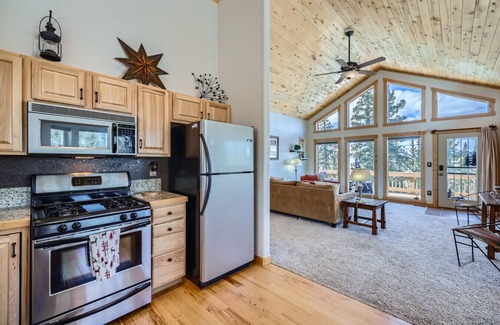 Indian Mountain Cabin | Spacious 4BR Cabin | 2 Living Areas | Deck w/Grill