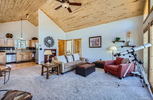 Indian Mountain Cabin | Spacious 4BR Cabin | 2 Living Areas | Deck w/Grill
