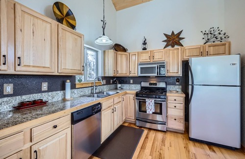 Indian Mountain Cabin | Spacious 4BR Cabin | 2 Living Areas | Deck w/Grill