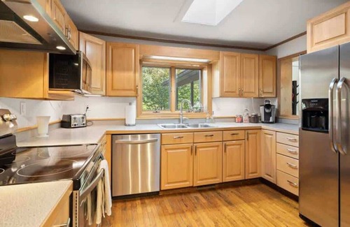 Hendersonville House | Spacious 4BR Compound w/2 Cottages | Near Trails