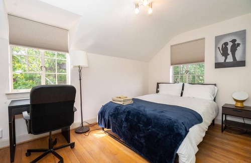 Northeast Alexandria House | Spacious 4BR CozySuites in Old Town Alexandria