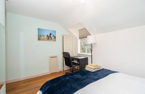 Northeast Alexandria House | Spacious 4BR CozySuites in Old Town Alexandria