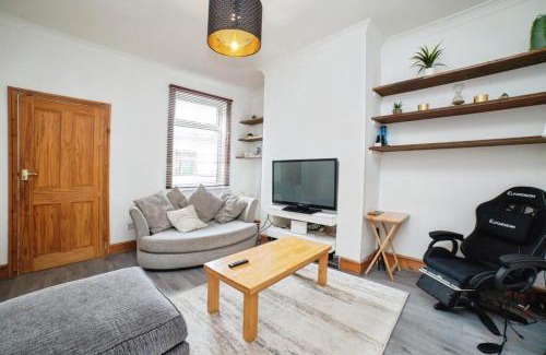 Heanor House | Spacious 4BR Home, Garden, Smart TV, WiFi, Heanor