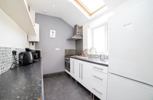 Heanor House | Spacious 4BR Home, Garden, Smart TV, WiFi, Heanor