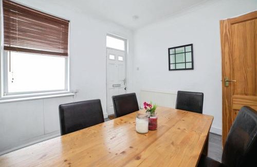 Heanor House | Spacious 4BR Home, Garden, Smart TV, WiFi, Heanor