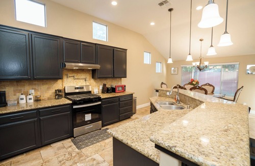 Fresno House | Spacious 4BR Home – Modern Comfort & Ideal Location in Fresno, CA