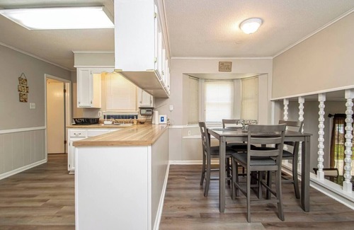 Ferndale House | Spacious 4BR Home: Pet Friendly 20 min to Downtown
