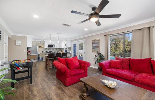South Arlington House | Spacious 4BR Home with Pool BBQ & Games