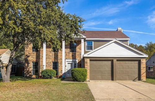 South Arlington House | Spacious 4BR Home with Pool BBQ & Games