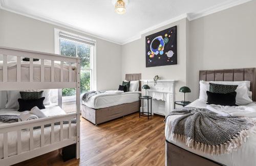 Clapton Apartment | Spacious 4BR Home with Garden Close to Transport