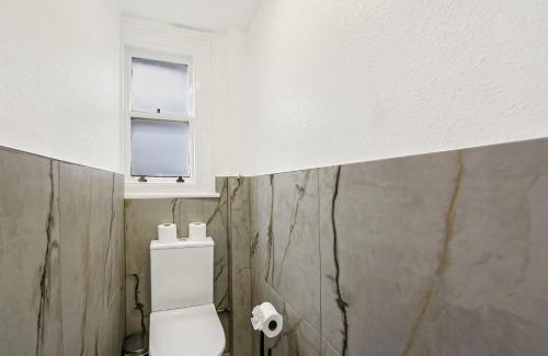 Clapton Apartment | Spacious 4BR Home with Garden Close to Transport