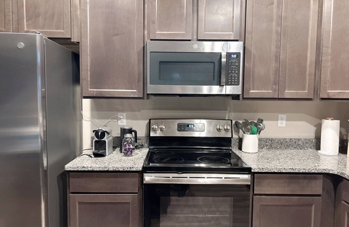 Hamilton House | Spacious 4BR house Hamilton l Spooky Nook l Miami Univ