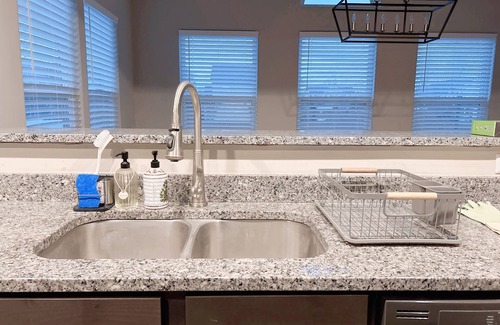 Hamilton House | Spacious 4BR house Hamilton l Spooky Nook l Miami Univ