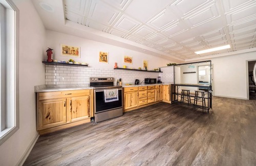 Cuyahoga Falls House | Spacious 4BR Near Riverfront, Sleeps 14, Pet-Friendly, Games, Firepit, CVNP