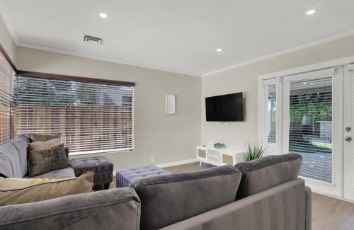 Enterprise House | Spacious 4BR plus Den with Pool, Jacuzzi, BBQ, Near Strip