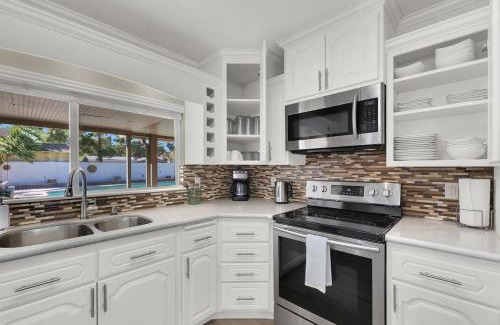 Enterprise House | Spacious 4BR plus Den with Pool, Jacuzzi, BBQ, Near Strip