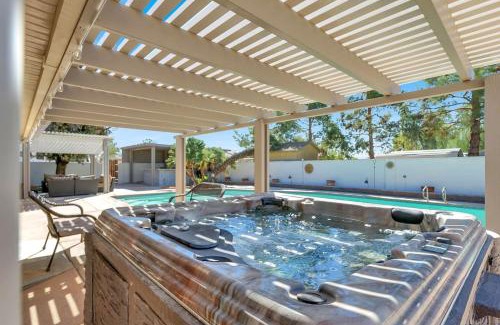 Enterprise House | Spacious 4BR plus Den with Pool, Jacuzzi, BBQ, Near Strip