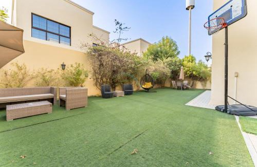 Dubai Villa | Spacious 4BR Plus Maids Villa, Near Avenue Mall, Cycle Park & Sports Complex - 15 Mins to Downtown Dubai, Nad Al Shiba Third by Deluxe Holiday Homes