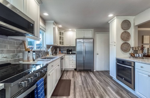 College Place House | Spacious 4BR Retreat w/Hot Tub, Outdoor Games & EV Charger – 10 Min Walla Walla