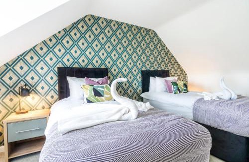 Milton Keynes House | Spacious 4BR Townhouse Free Parking & WiFi