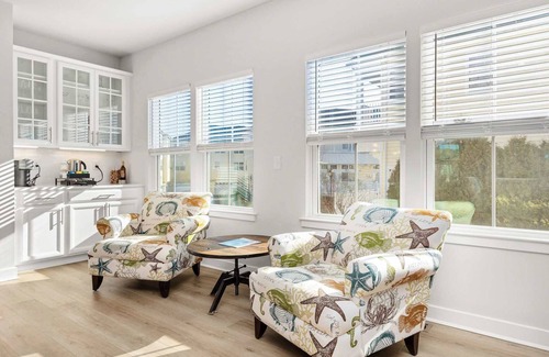 Bayside House | Spacious 4BR Townhouse w/Pool & Hot Tub Access
