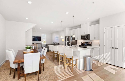 Bayside House | Spacious 4BR Townhouse w/Pool & Hot Tub Access