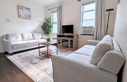 North Ironbound House | Spacious 4BR 2BA - 7Min to EWR & 20-40Min to NYC - 2 FREE Parking Spaces