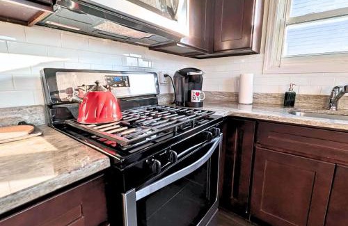 North Ironbound House | Spacious 4BR 2BA - 7Min to EWR & 20-40Min to NYC - 2 FREE Parking Spaces