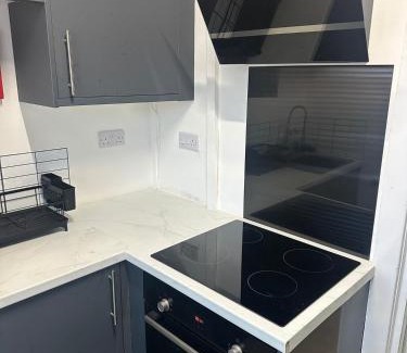 Warrington Apartment | Spacious 5-BD Flat | Sleeps 10 | Parking & WiFi