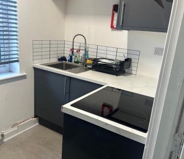 Warrington Apartment | Spacious 5-BD Flat | Sleeps 10 | Parking & WiFi