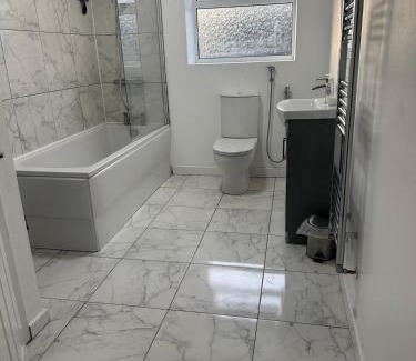 Warrington Apartment | Spacious 5-BD Flat | Sleeps 10 | Parking & WiFi
