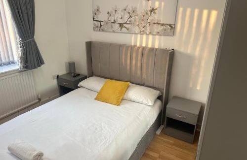 Warrington Apartment | Spacious 5-BD Flat | Sleeps 10 | Parking & WiFi