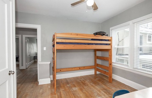 Cleveland House | Spacious 5 bedroom home near CWRU/hospitals!