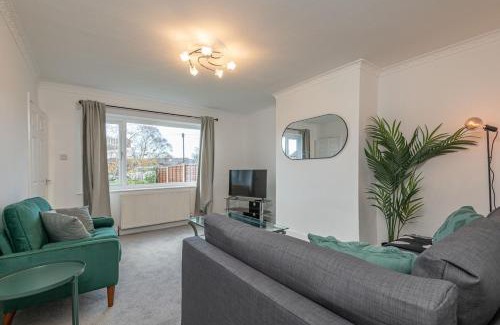 Chapeltown House | Spacious 5 Bed Close to Elland Road, First Direct Arena & Headingley Stadium
