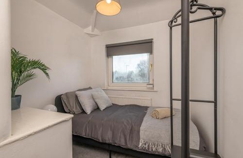 Chapeltown House | Spacious 5 Bed Close to Elland Road, First Direct Arena & Headingley Stadium