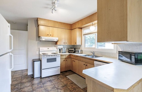 West Edmonton House | Spacious 5-Bed Home by Off-Leash Ravine