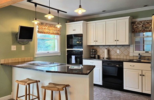 Fort Edward House | Spacious 5-Bed with Pool, Firepit, and BBQ - 20-min to Saratoga and Lake George