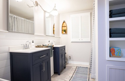 Gravois Mills House | Spacious 5 bedroom 3 bath lake house