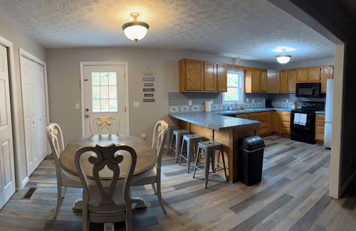 Big Creek House | Spacious 5-bedroom/3-bathroom Lake view house with Lake access & private dock.