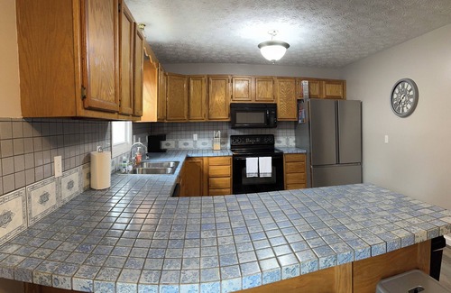 Big Creek House | Spacious 5-bedroom/3-bathroom Lake view house with Lake access & private dock.