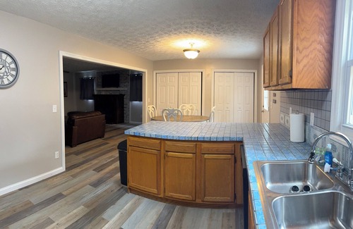 Big Creek House | Spacious 5-bedroom/3-bathroom Lake view house with Lake access & private dock.