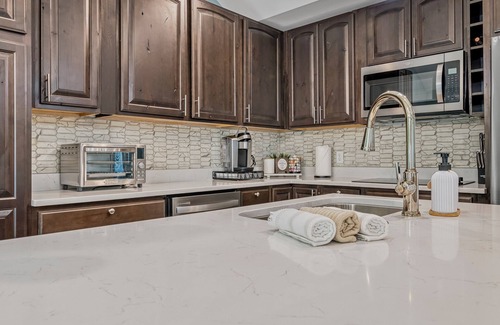 Village of Bloomfield House | Spacious 5-bedroom/7Tv's/Game Room