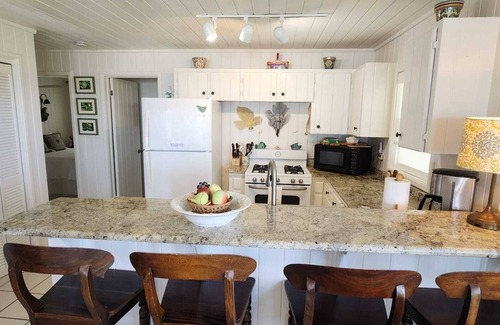 Hope Town Cottage | Spacious 5-bedroom cottage in charming Hope Town on the Atlantic Ocean